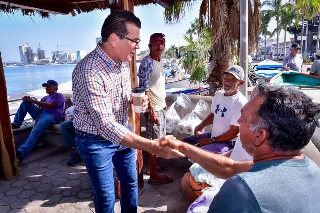 Edgar González Zataraín saludando a pescadores