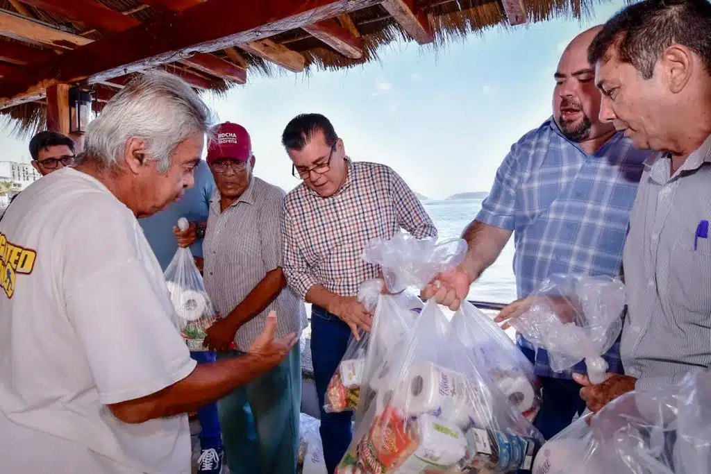 Edgar González Zataraín entregando despensa a pescadores