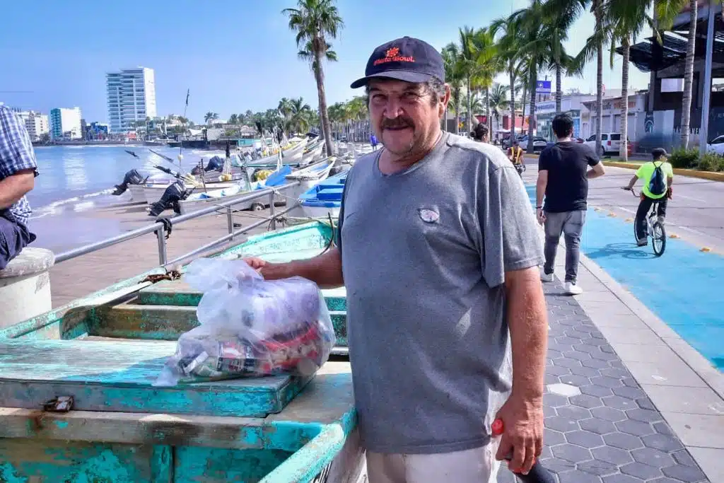 pescador con bolsa de despensa