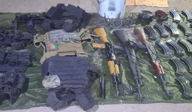 Armas, chalecos y cargadores