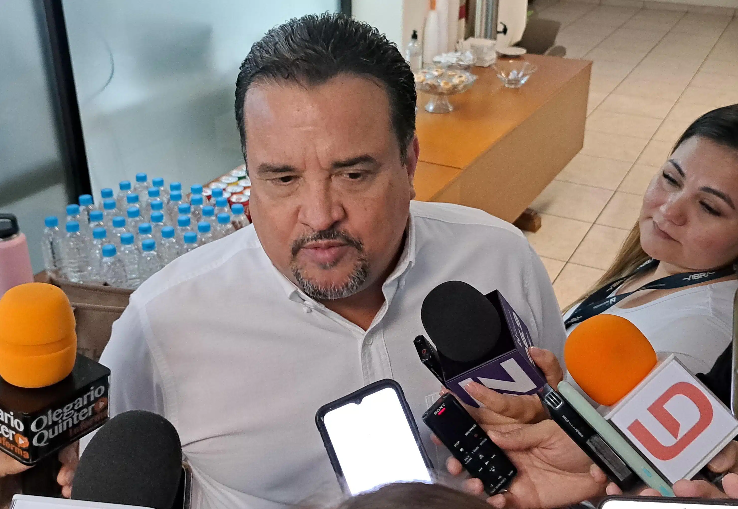 Arturo Fajardo Mejía con medios de prensa