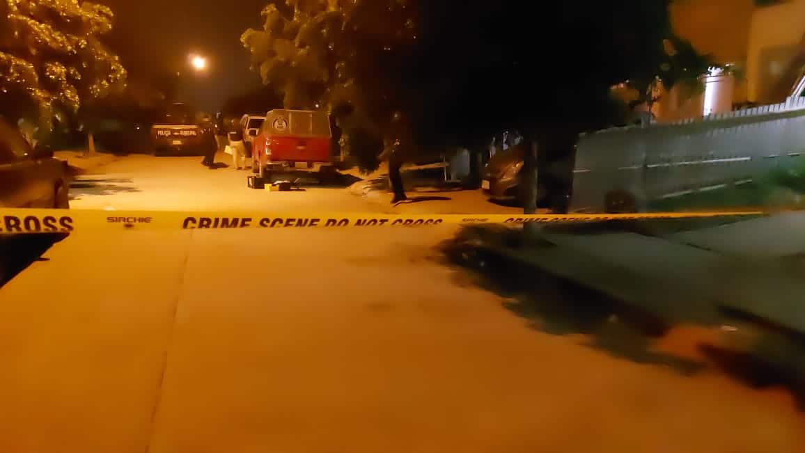 El cuerpo fue localizado dentro de una vivienda en las calles Jeremías y Monte Ribereño, en el fraccionamiento Pradera Dorada 6.