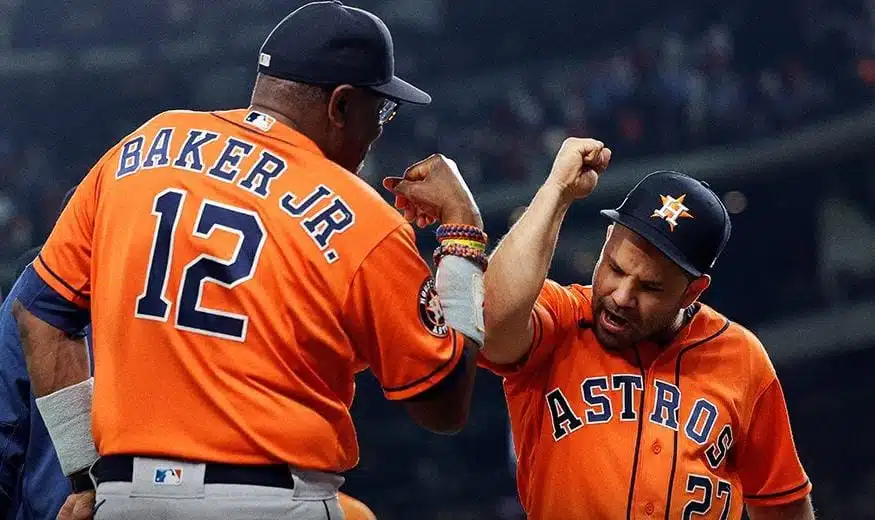 Jugadores de los Astros de Houston celebran chocando sus codos