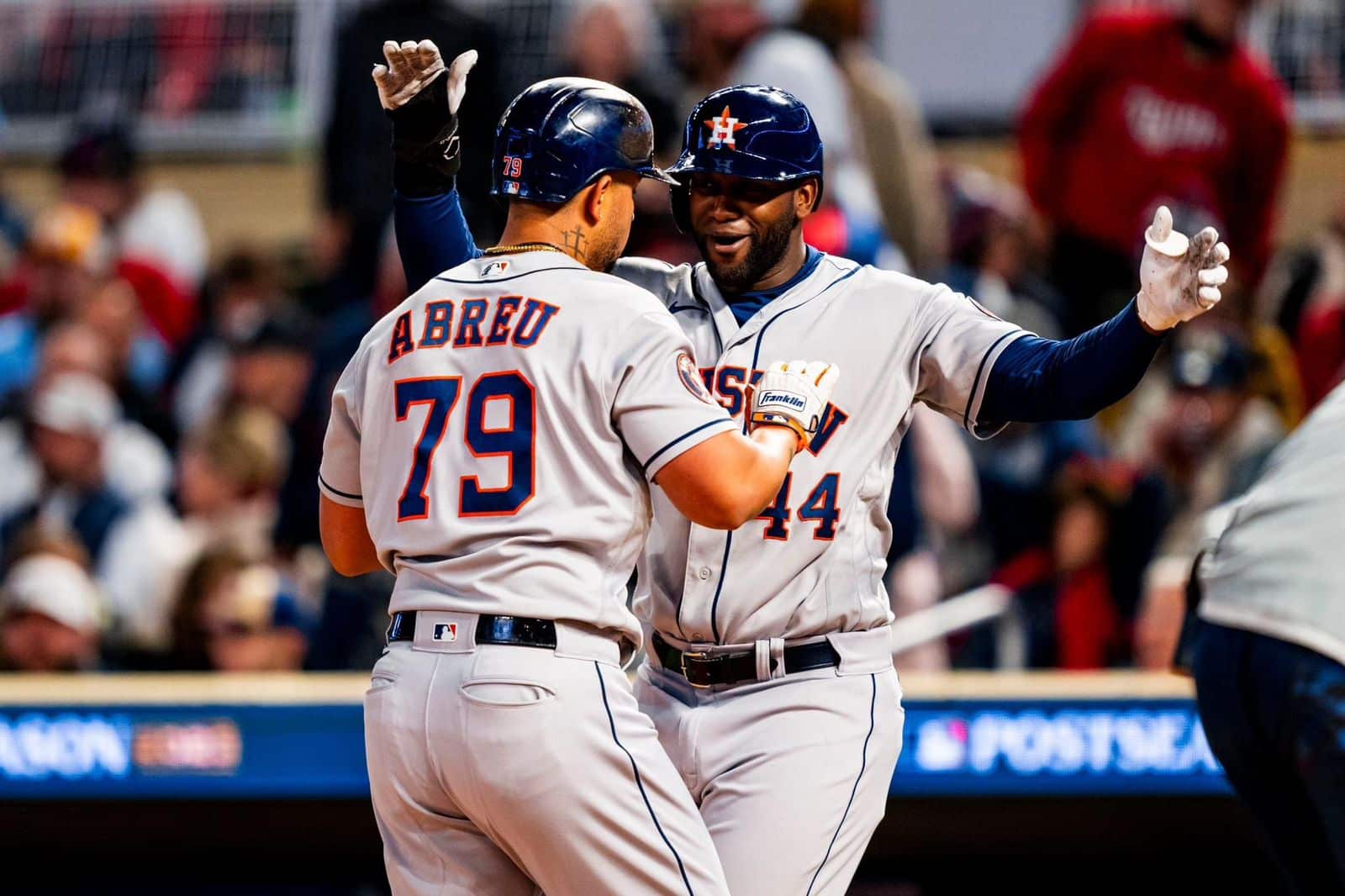 Los Astros de Houston siguen con vida al vencer 3-2 a Mellizos de Minnesota.