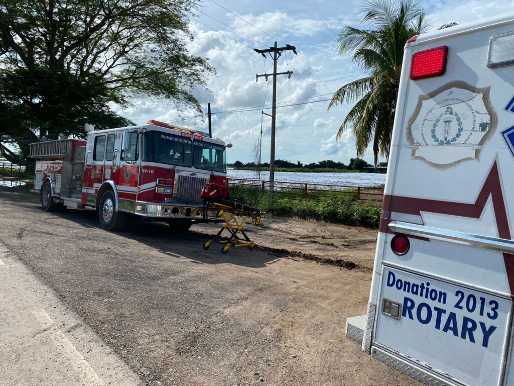 Bomberos y ambulancia de Veteranos El Castillo y Villa Unión