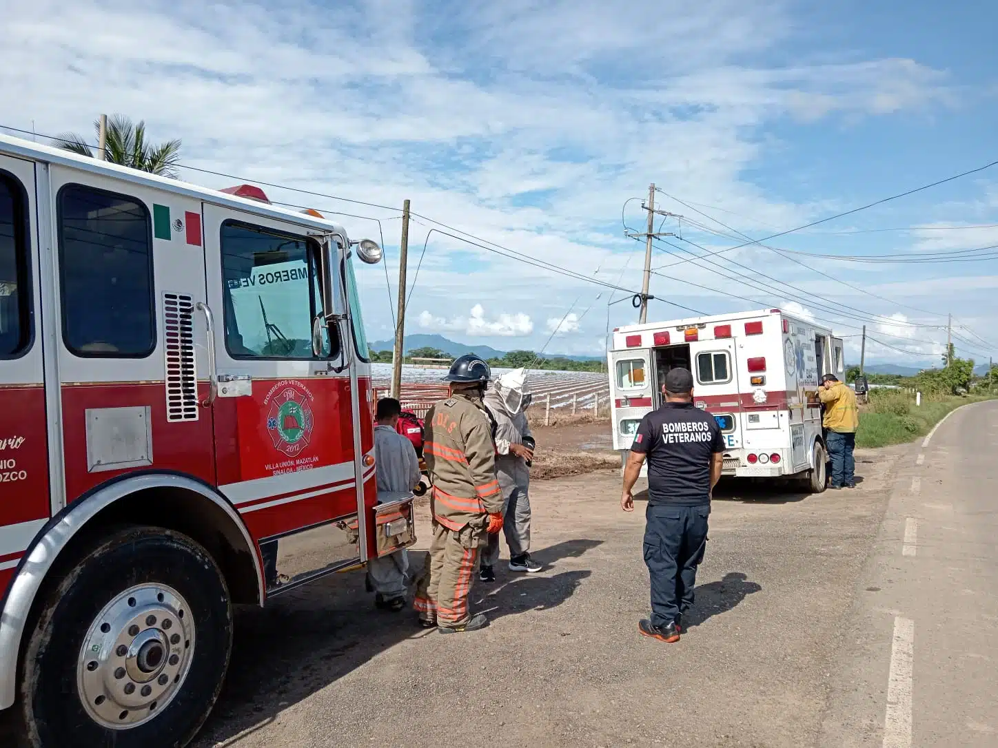 Bomberos y ambulancia de Veteranos El Castillo y Villa Unión