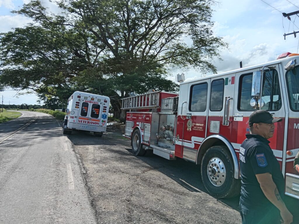 Bomberos y ambulancia de Veteranos El Castillo y Villa Unión