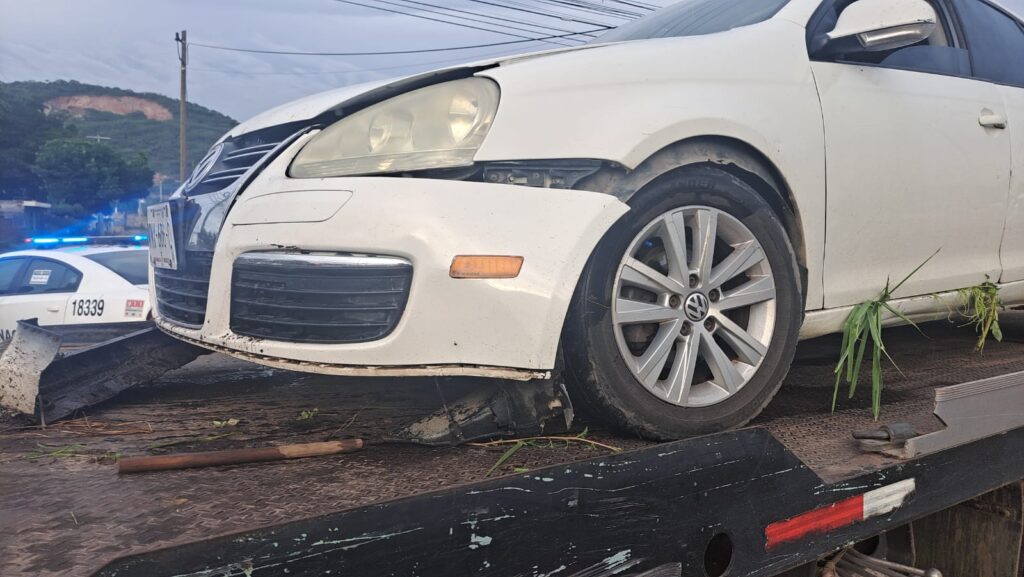 Auto Volkswagen tras choque en Mazatlán