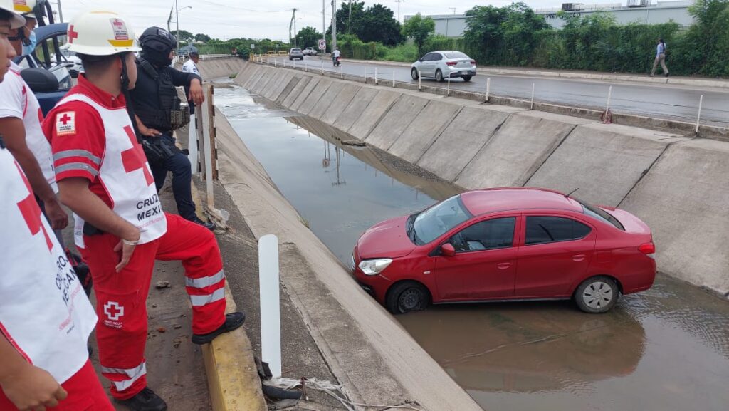Paramédicos y policía por auto caído en Mazatlán