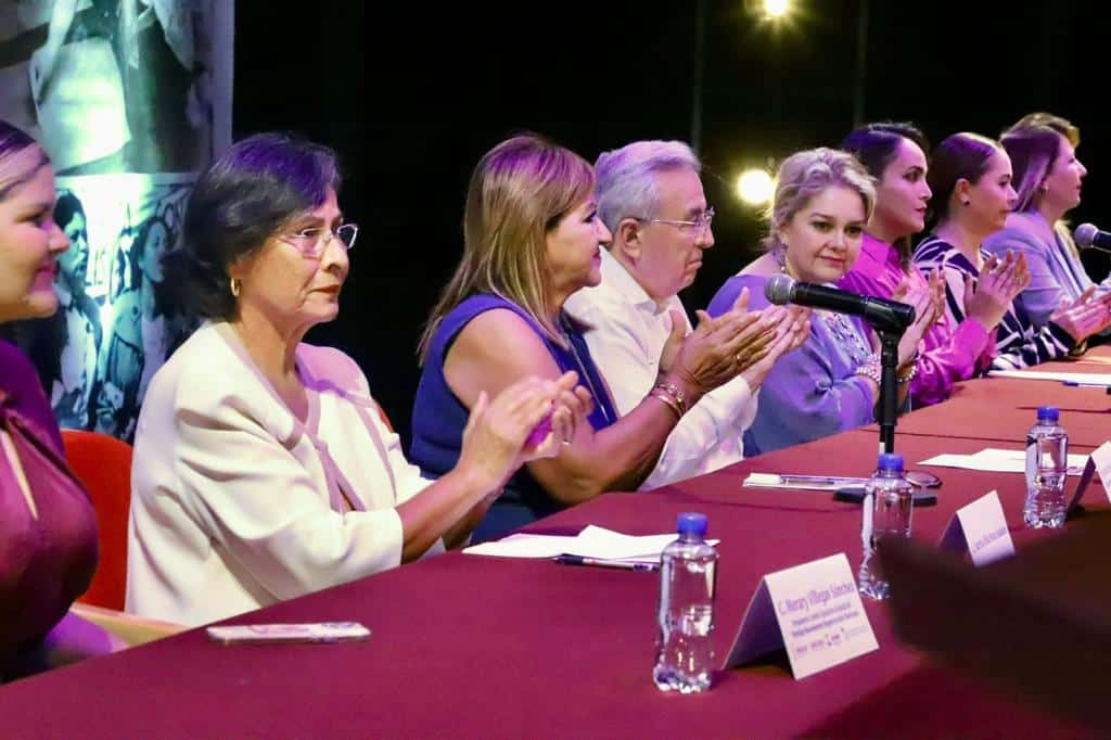 Autoridades participan en el conversatorio