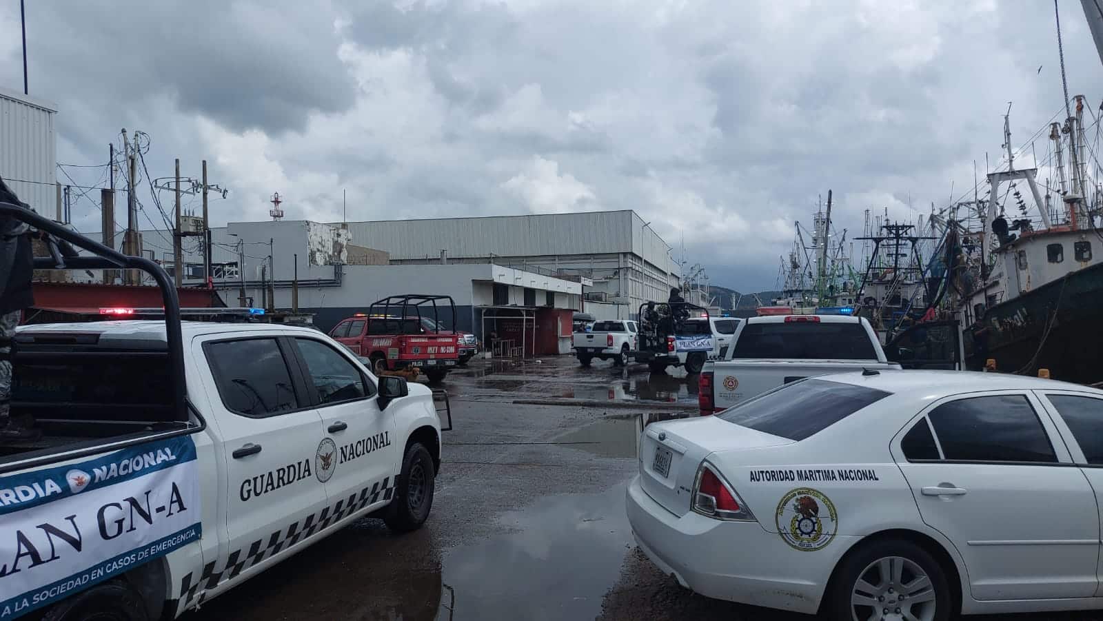 Autoridades realizando busqueda de pescadores desaparecidos .