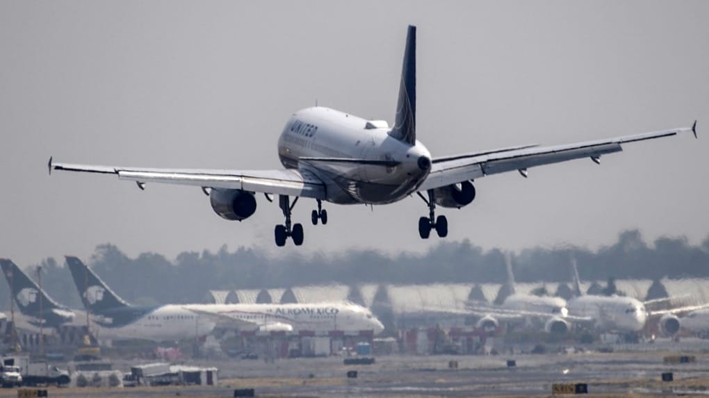 Avión sobrevolando el AICM