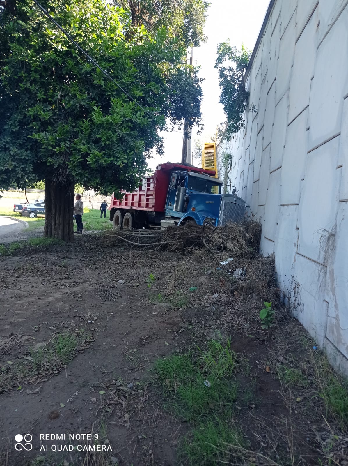 Bache ocasiona accidente a conductor por la México 15