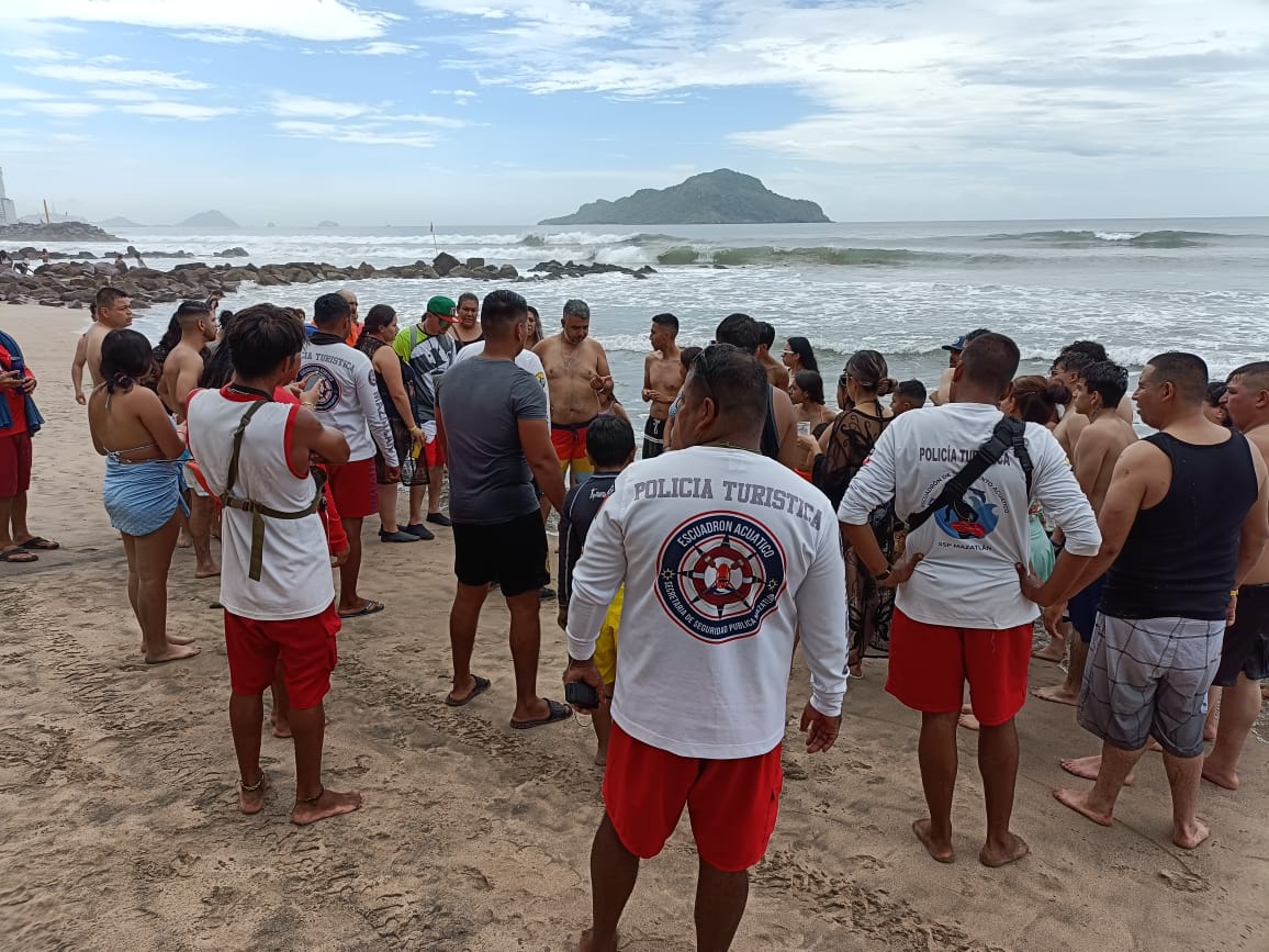 BAÑISTAS Y SALVAVIDAS EN PLAYAS DE MAZATLÁN