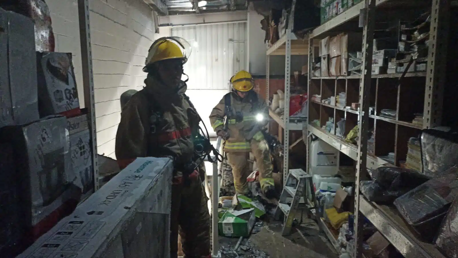 BOMBEROS EN TIENDA DEPARTAMENTAL TRAS INCENDIO