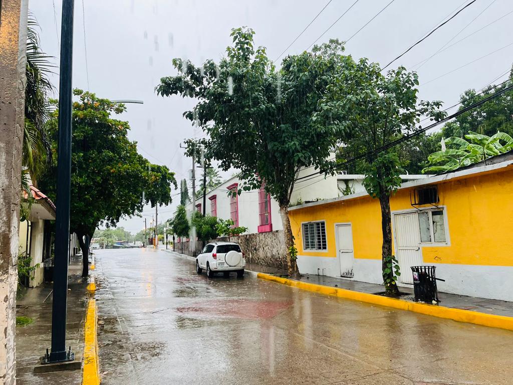 calle húmeda por lluvia