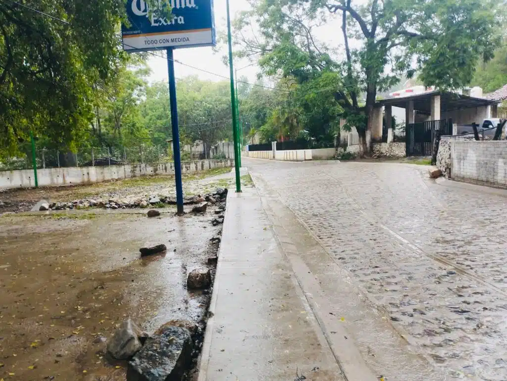 calle húmeda por lluvia