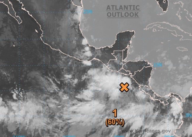 Baja presión con bandas nubosas en el océano Pacífico