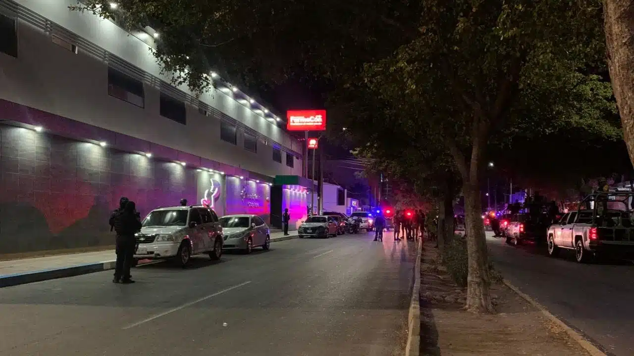 Elementos de la policía municipal de Culiacán al exterior de Clínica.