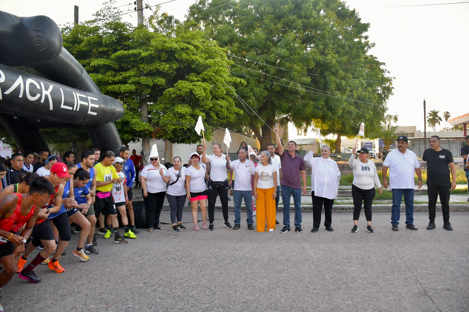 Banderazo de inicio de la carrera del CIJ Guamúchil