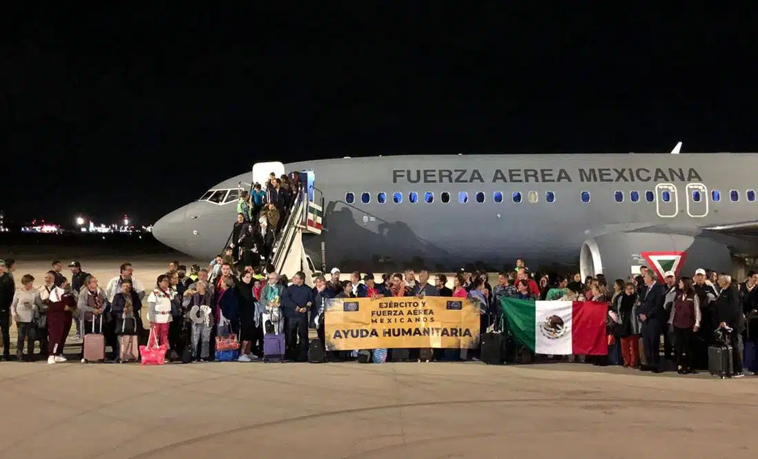 Besan el piso al llegar al AIFA los mexicanos rescatados de la guerra en Israel