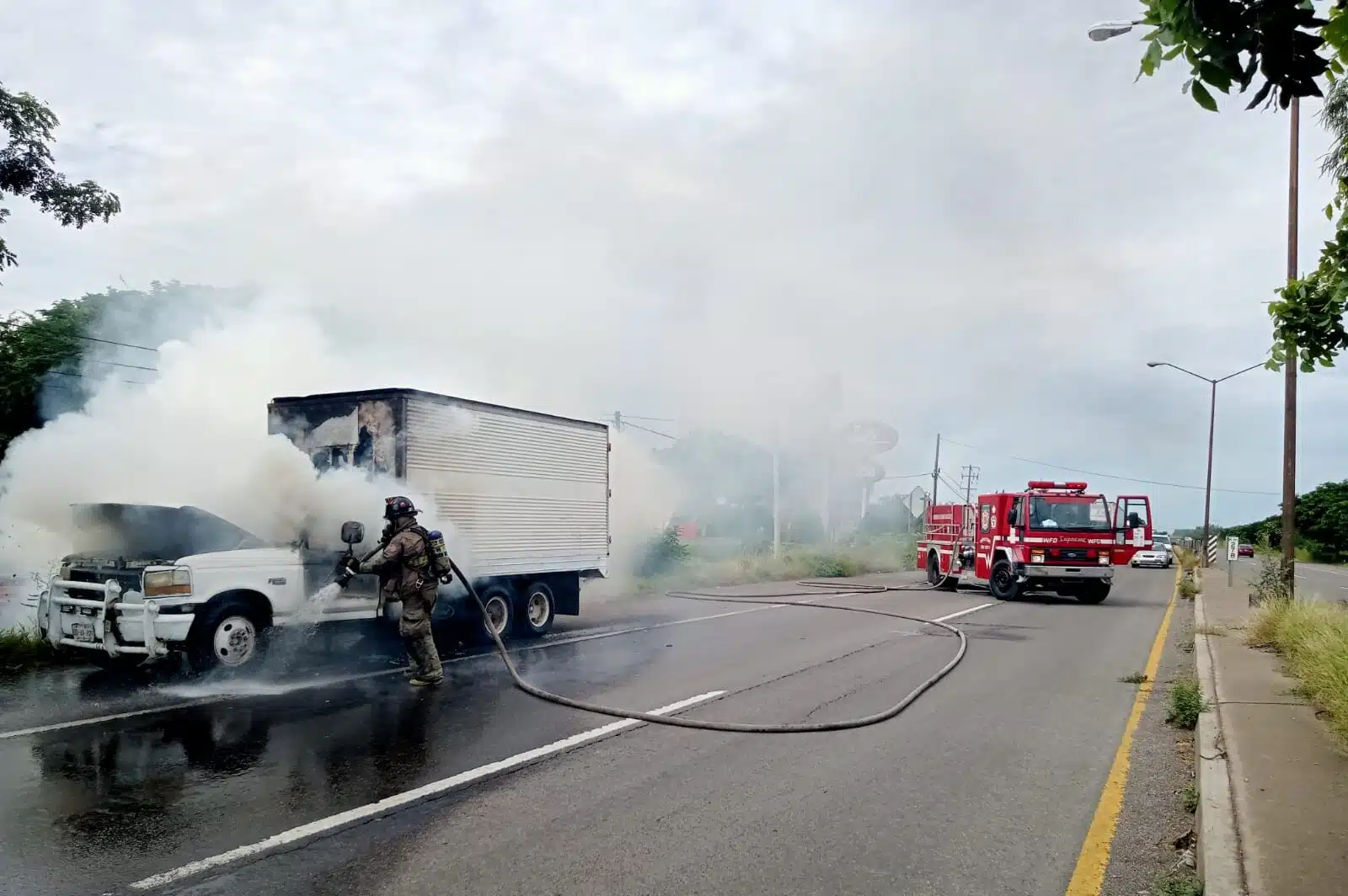 Bombero apaga fuego cortesía de Bomberos Veteranos