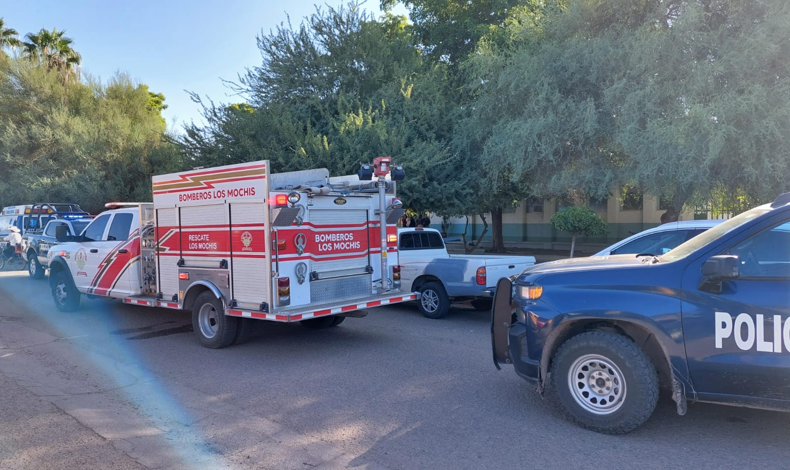 Camión de bomberos y la policía municipal de Los Mochis
