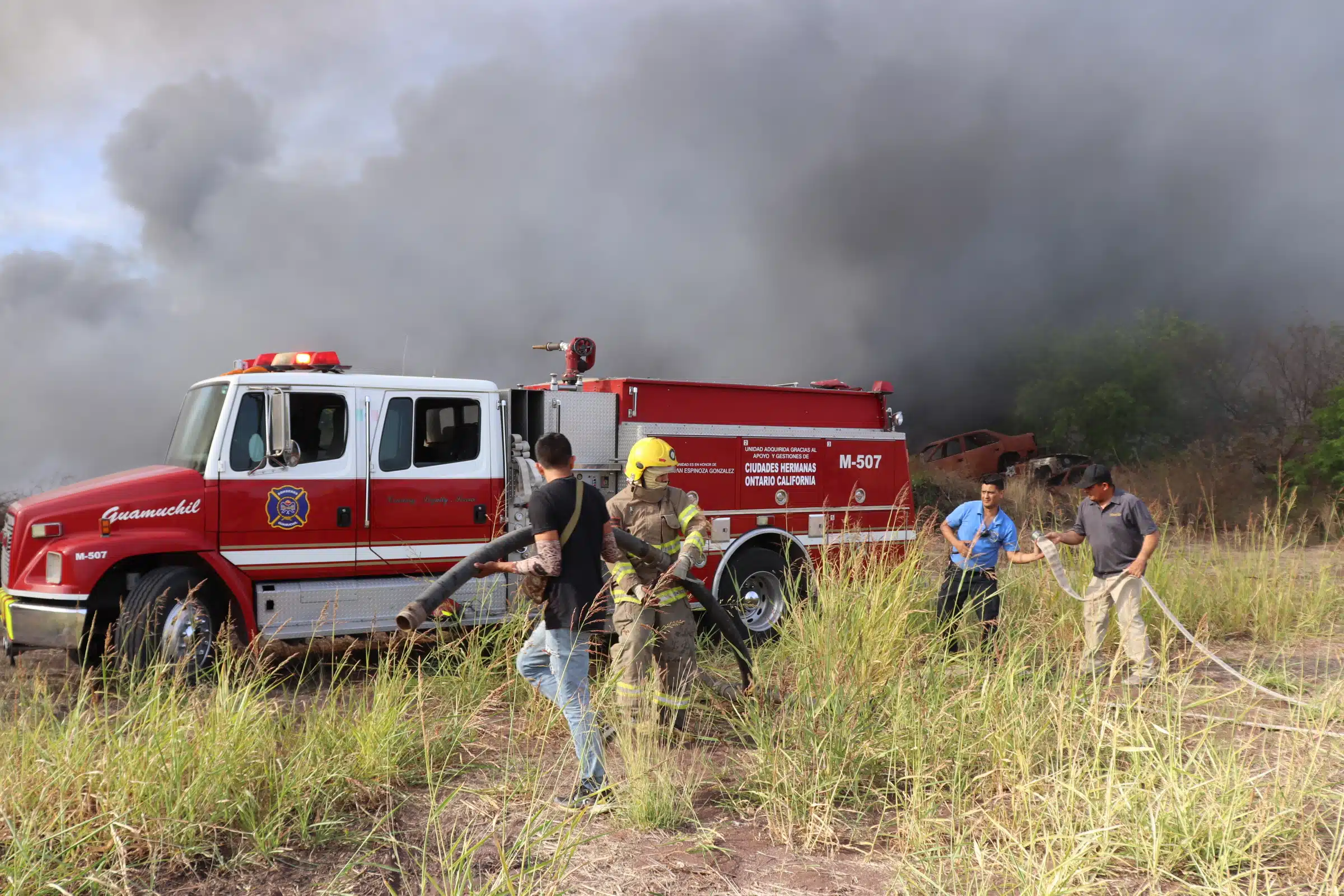 Bomberos de Guamúchil trabajar para apagar el fuego en un predio de Guamúchil