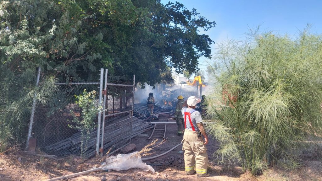 Bomberos de Los Mochis apagan incendio en un terreno de la Villa de Ahome