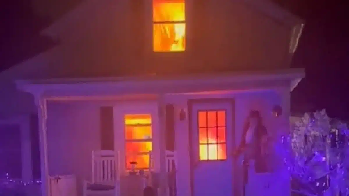 Bomberos llegan a casa en llamas pero resultó ser decoración de Halloween