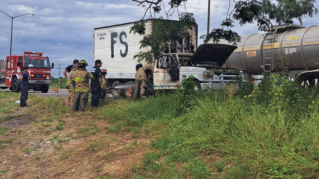 Bomberos revisan camioneta siniestrada por el fuego en Mazatlán