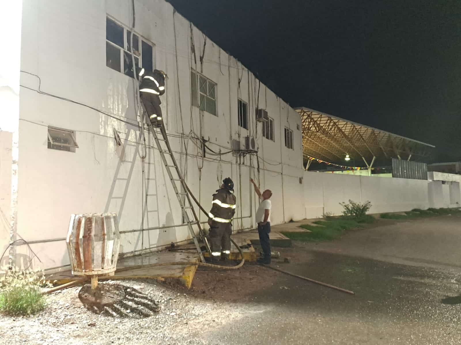 Bomberos trabajando para sofocar las llamas al interior de la empresa agrícola