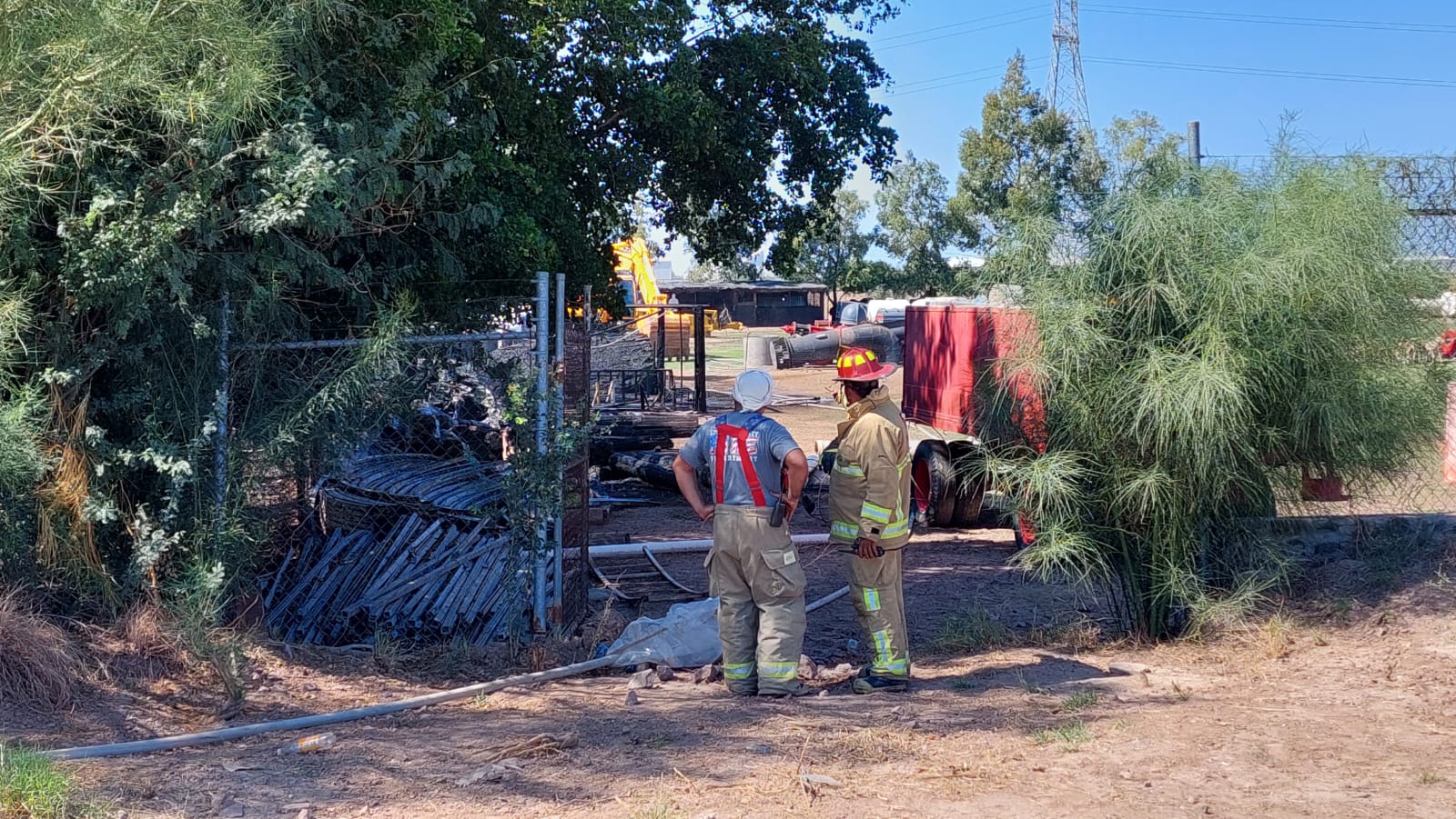 Bomberosde Los Mochis tras apagar incendio en un terreno de la Villa de Ahome