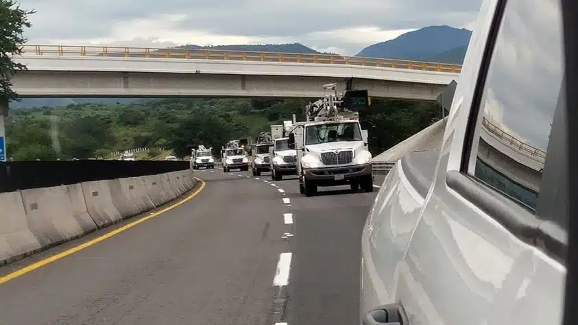 Camiones de la CFE en carreteras