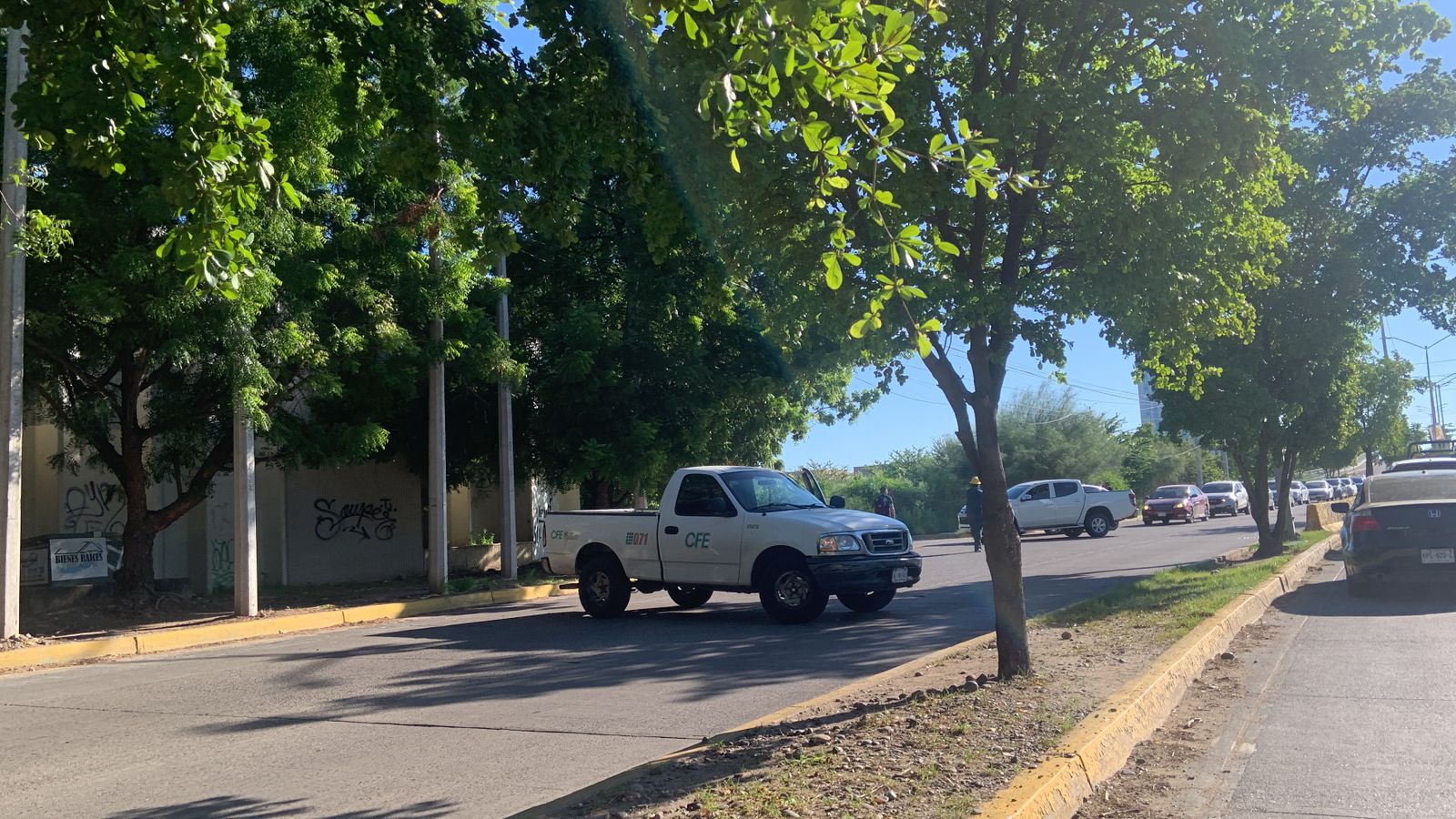 Camioneta de la CFE en Culiacán