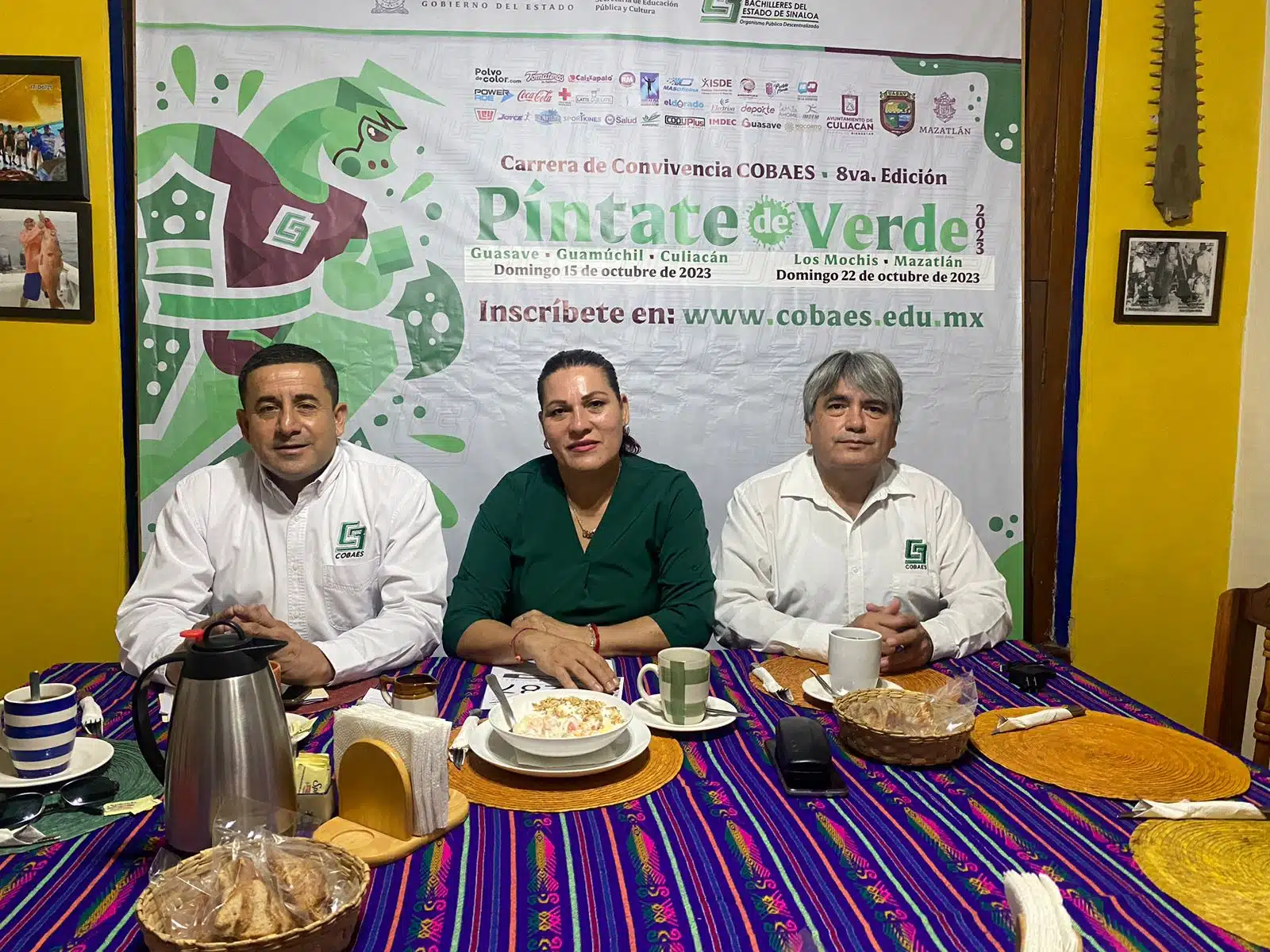 3 personas en una conferencia de prensa sobre la carrera píntate de verde de Cobaes en Guasave