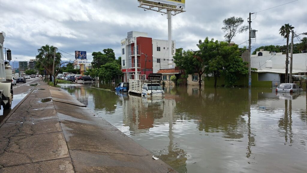 Inundación en la colonia López Mateos de Mazatlán