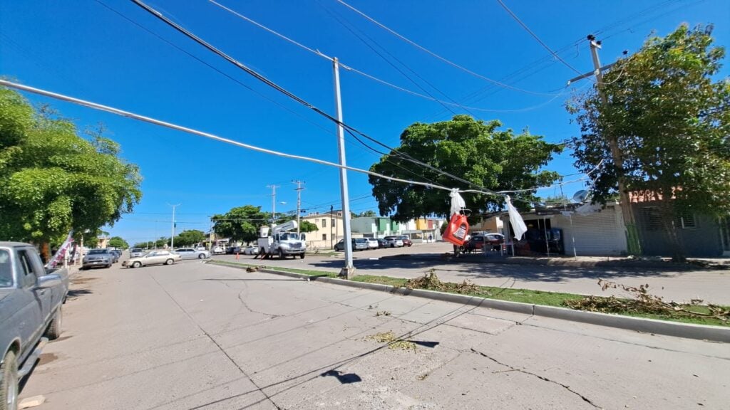 Cable de electricidad a baja altura por daños estructurales de un poste de CFE