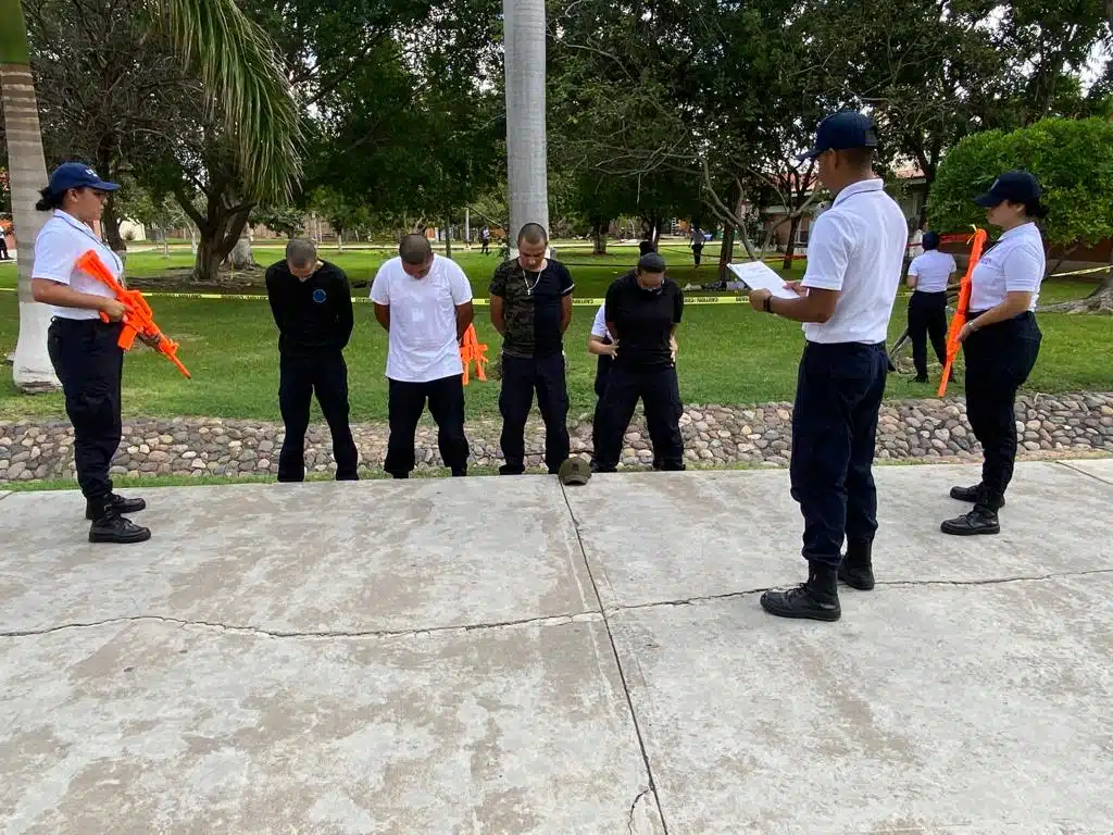 Cadetes en clase de la Unipol