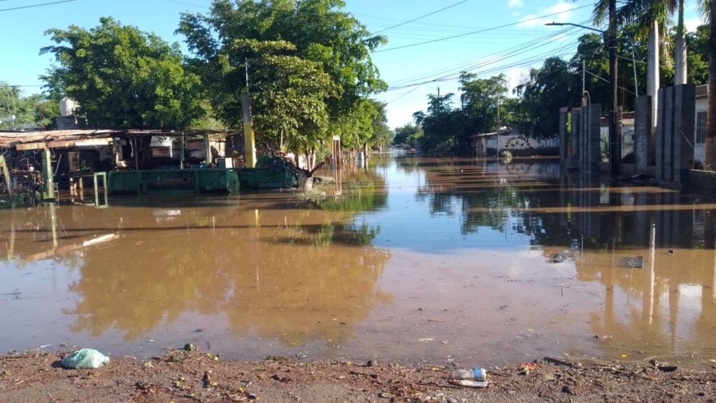 Calles inundadas en El Burrión, Guasave