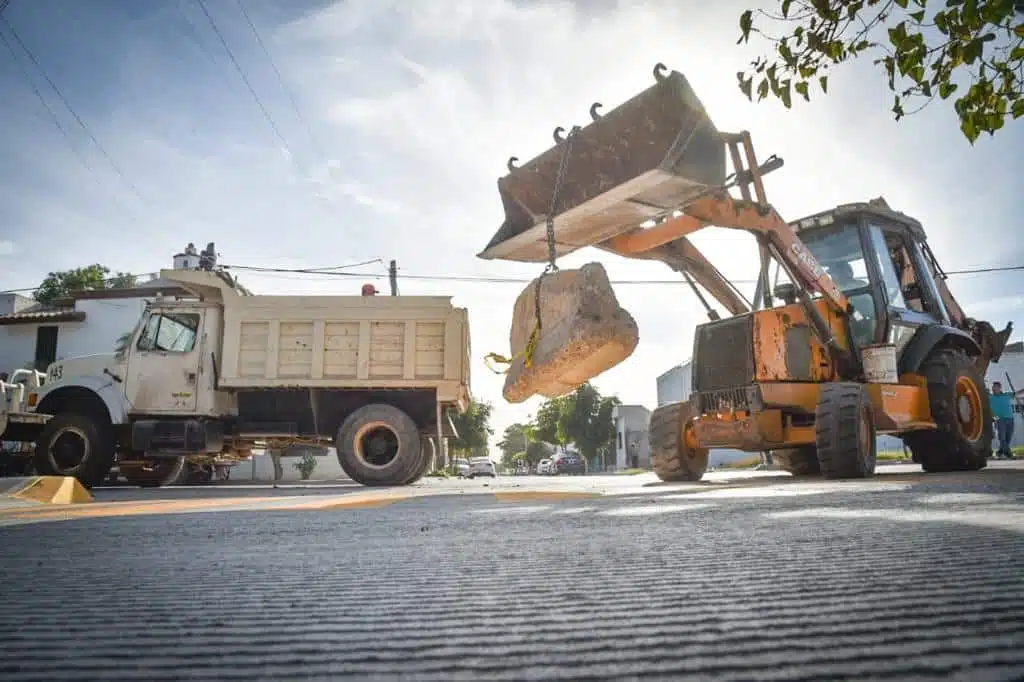 Proceso de pavimentación en calles de Ahome
