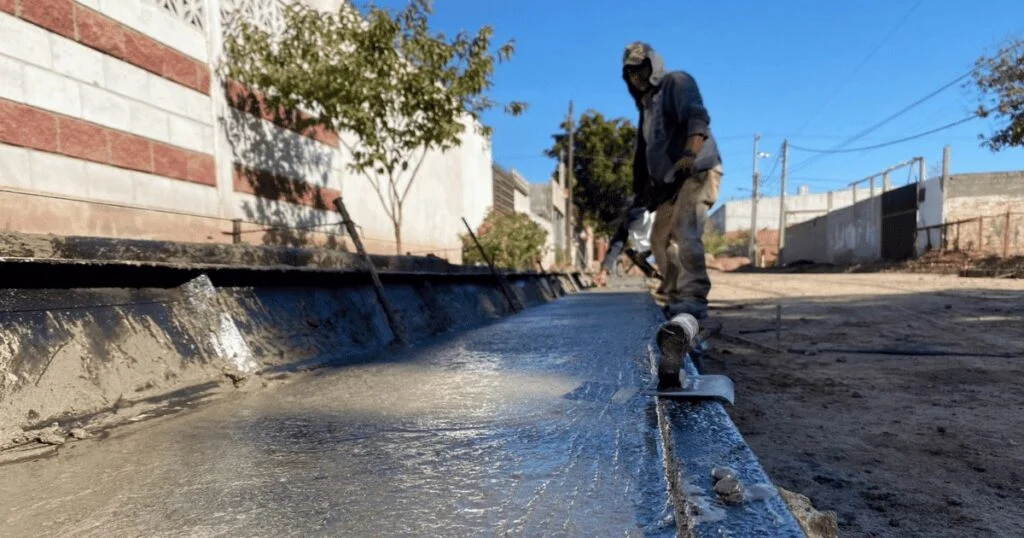 Trabajador en pavimentación de calle