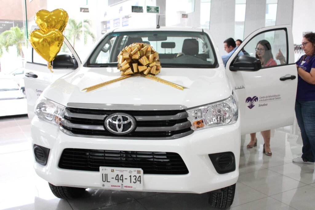Camioneta donada por Fundación Toyota México