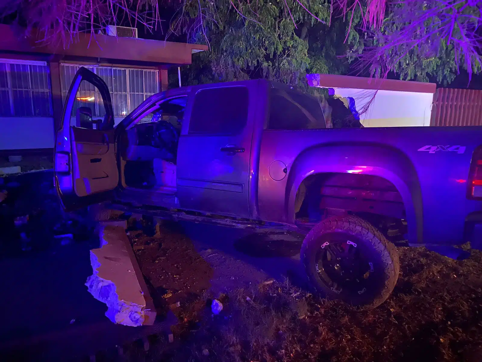 Camioneta GMC Sierra choca con barda de escuela en Guasave