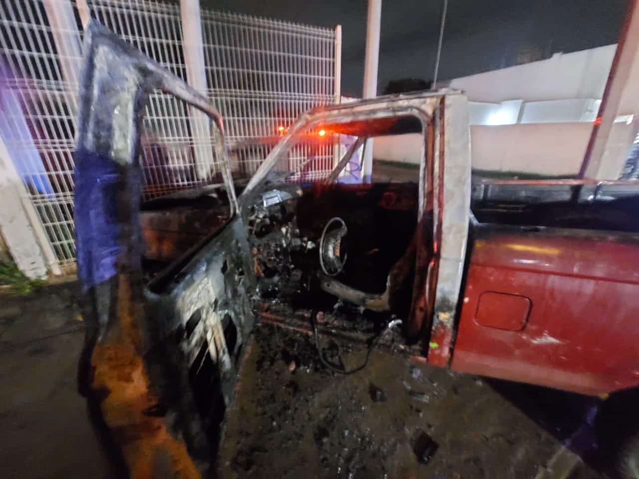 Camioneta con la cabina echa cenizas