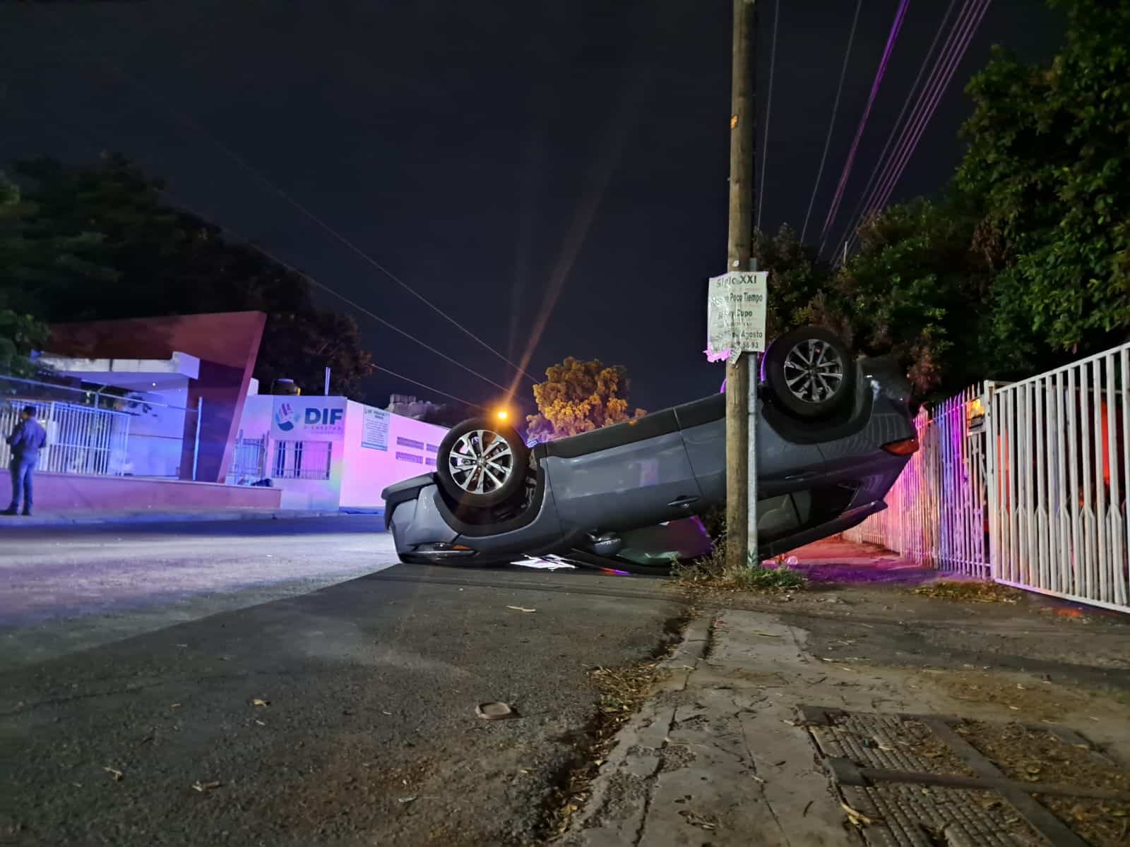 La Toyota de reciente modelo terminó volcada.