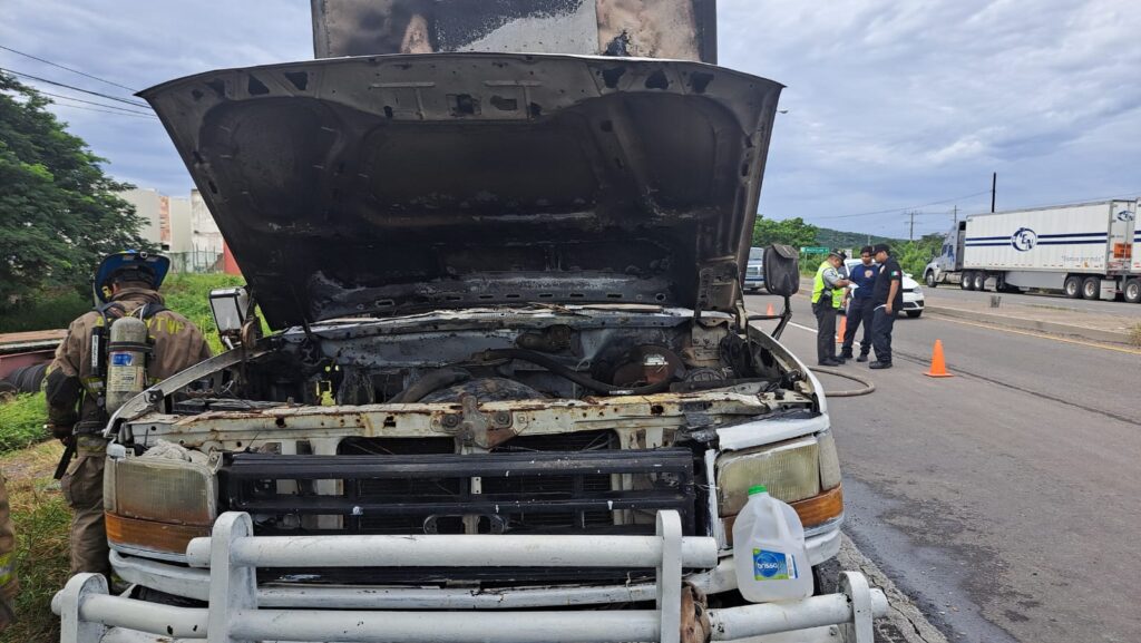 Camioneta blanca que transportaba equipo de sonido se incendió este domingo en Mazatlán