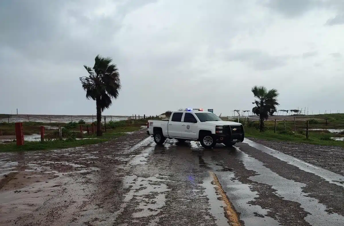 Camioneta cerrando el acceso a playas