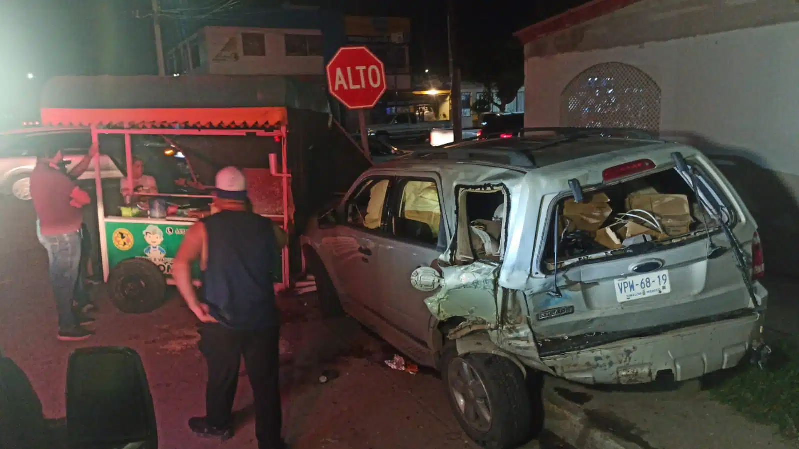 Camioneta que chocó con puesto en la calle