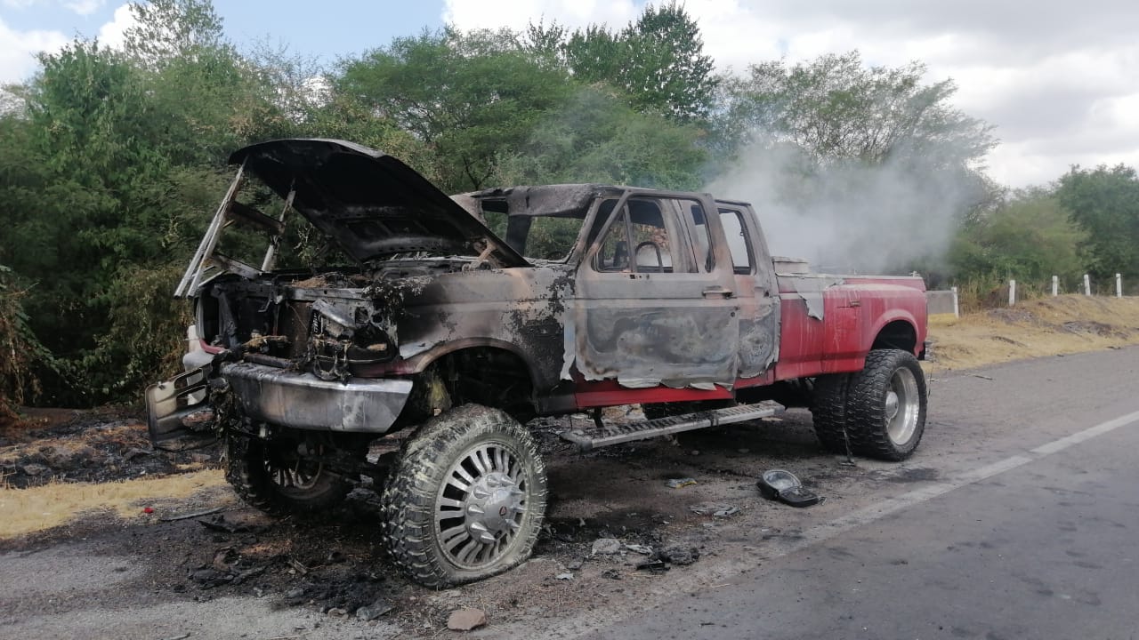 La camioneta se incendió la mañana de este domingo